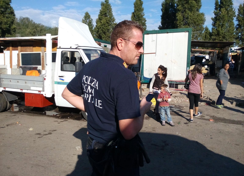Roma, vigili a presidio dei campi rom: “Servizio inutile e pericoloso” Roma, vigili a presidio dei campi rom: “Servizio inutile e pericoloso”