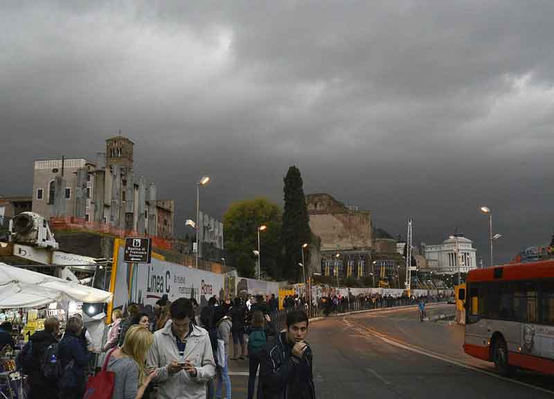Maltempo e black out elettrico, slitta l’apertura del mattino del Colosseo Maltempo e black out elettrico, slitta l’apertura del mattino del Colosseo