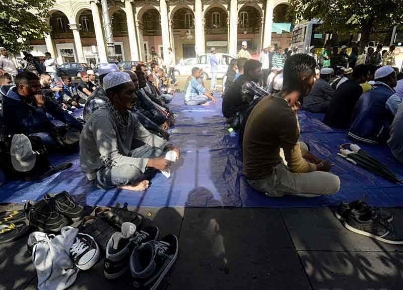 Musulmani “occupano” piazza Vittorio per pregare. “Ridateci le moschee” Musulmani “occupano” piazza Vittorio per pregare. “Ridateci le moschee”