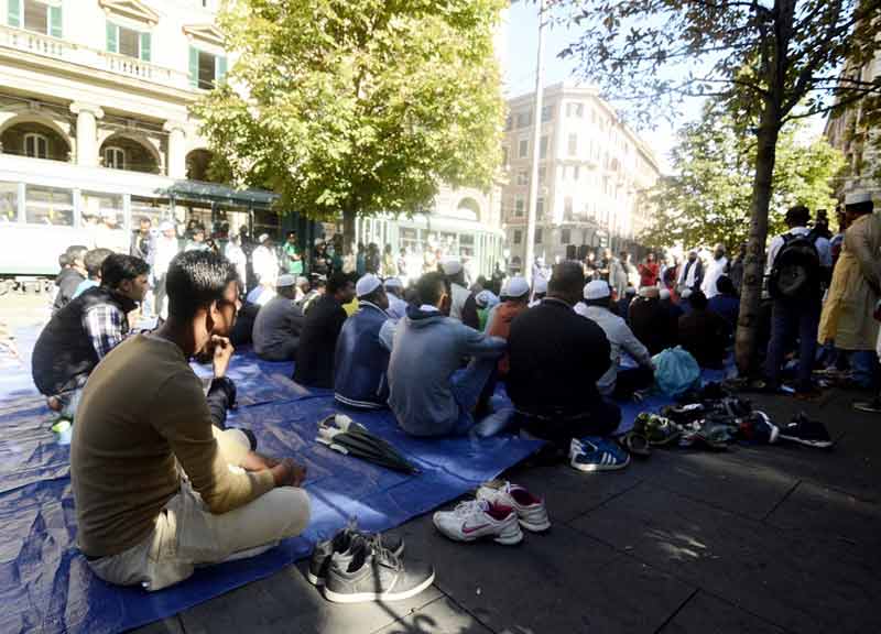 Musulmani “occupano” piazza Vittorio per pregare. “Ridateci le moschee” Musulmani “occupano” piazza Vittorio per pregare. “Ridateci le moschee”