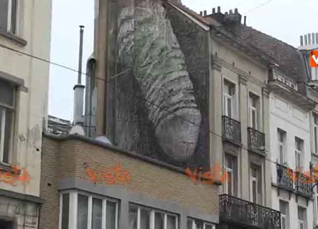 Pene gigante su un palazzo: il murales divide Bruxelles. Video Pene gigante su un palazzo: il murales divide Bruxelles. Video