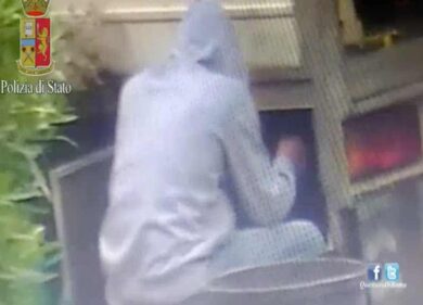 Spacciavano al cimitero travestiti da fiorai. Droga nelle tombe di Prima Porta