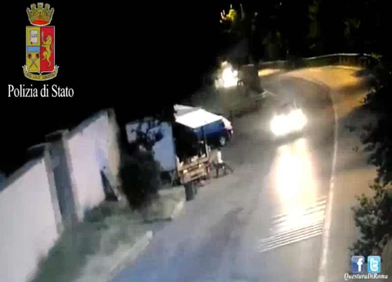Spacciavano al cimitero travestiti da fiorai. Droga nelle tombe di Prima Porta Spacciavano al cimitero travestiti da fiorai. Droga nelle tombe di Prima Porta