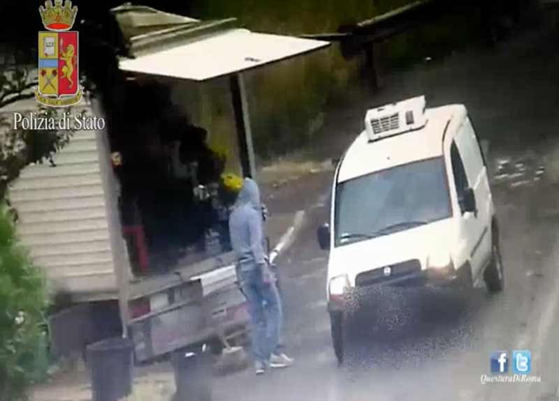 Spacciavano al cimitero travestiti da fiorai. Droga nelle tombe di Prima Porta Spacciavano al cimitero travestiti da fiorai. Droga nelle tombe di Prima Porta
