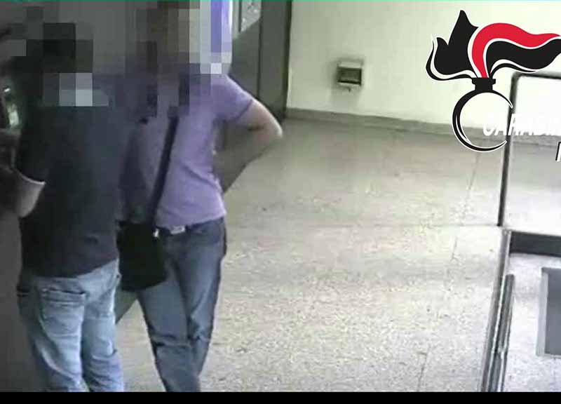 Furti ai bancomat: col cash trapping il denaro sparisce nel nulla. Il trucco Furti ai bancomat: col cash trapping il denaro sparisce nel nulla. Il trucco