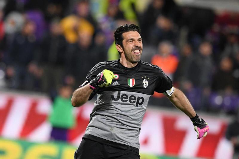 Buffon, rivincita dopo le incertezze in Nazionale: vince Golden Foot 2016