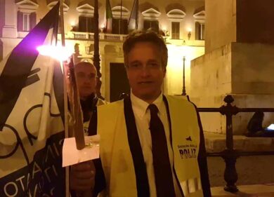 Gianni Tonelli, Sap, guida la fiaccolata contro i tagli alla sicurezza