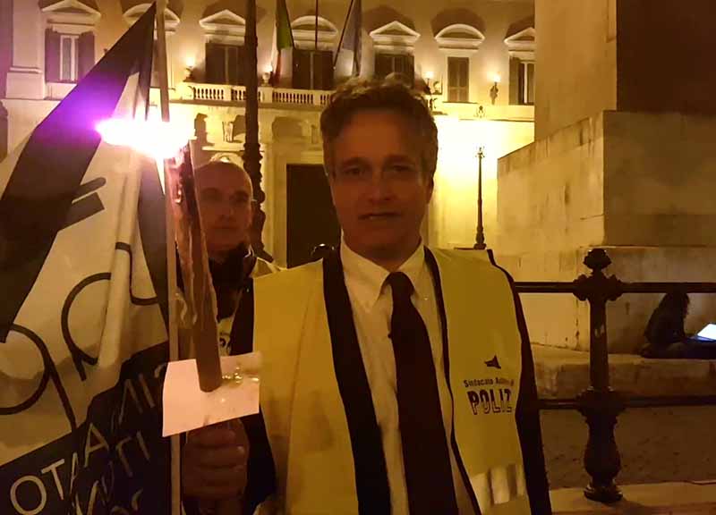 Gianni Tonelli, Sap, guida la fiaccolata contro i tagli alla sicurezza Gianni Tonelli, Sap, guida la fiaccolata contro i tagli alla sicurezza