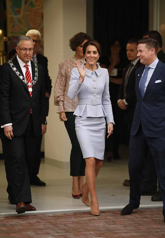 Kate Middleton in volo sorprende tutti. Le foto viral Kate Middleton in volo sorprende tutti. Le foto viral