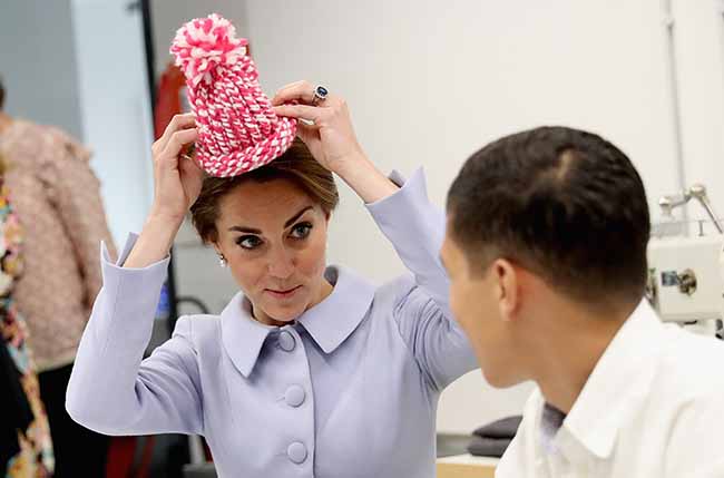 Kate Middleton in volo sorprende tutti. Le foto viral Kate Middleton in volo sorprende tutti. Le foto viral