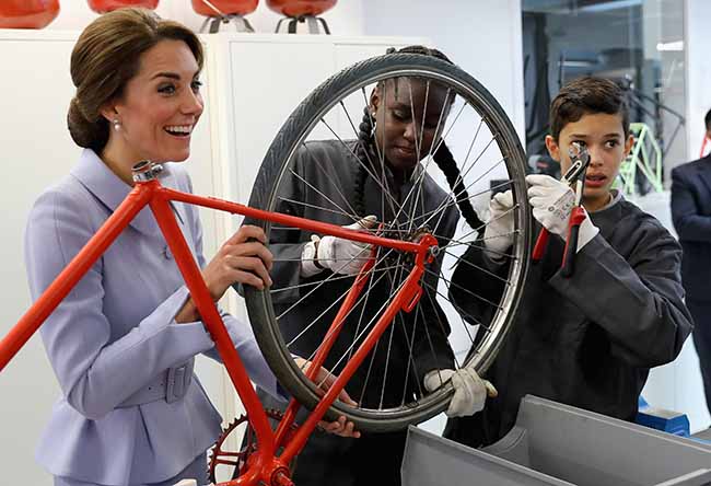 Kate Middleton in volo sorprende tutti. Le foto viral Kate Middleton in volo sorprende tutti. Le foto viral