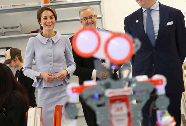 Kate Middleton in volo sorprende tutti. Le foto viral Kate Middleton in volo sorprende tutti. Le foto viral