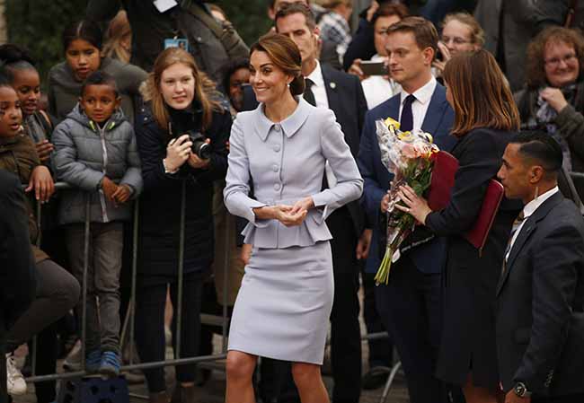 Kate Middleton in volo sorprende tutti. Le foto viral Kate Middleton in volo sorprende tutti. Le foto viral