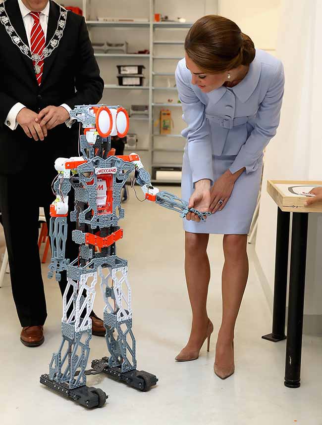 Kate Middleton in volo sorprende tutti. Le foto viral Kate Middleton in volo sorprende tutti. Le foto viral