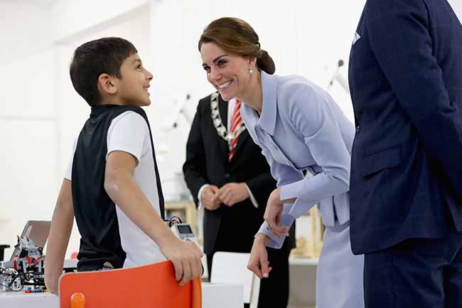 Kate Middleton in volo sorprende tutti. Le foto viral Kate Middleton in volo sorprende tutti. Le foto viral