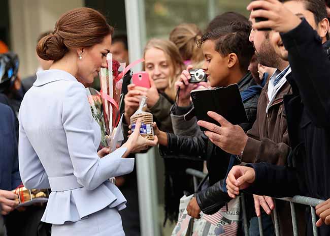 Kate Middleton in volo sorprende tutti. Le foto viral Kate Middleton in volo sorprende tutti. Le foto viral