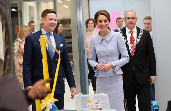 Kate Middleton in volo sorprende tutti. Le foto viral Kate Middleton in volo sorprende tutti. Le foto viral