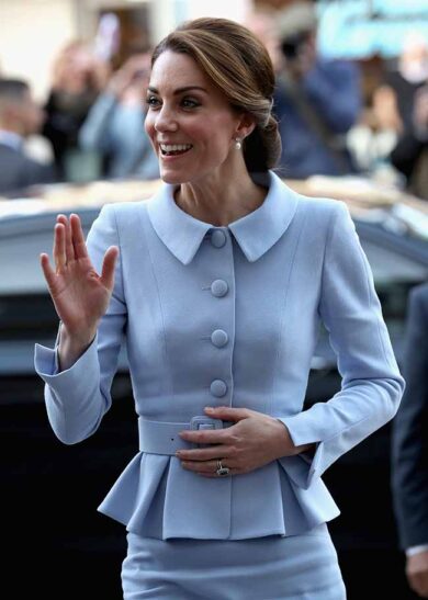 Kate Middleton in volo sorprende tutti. Le foto viral