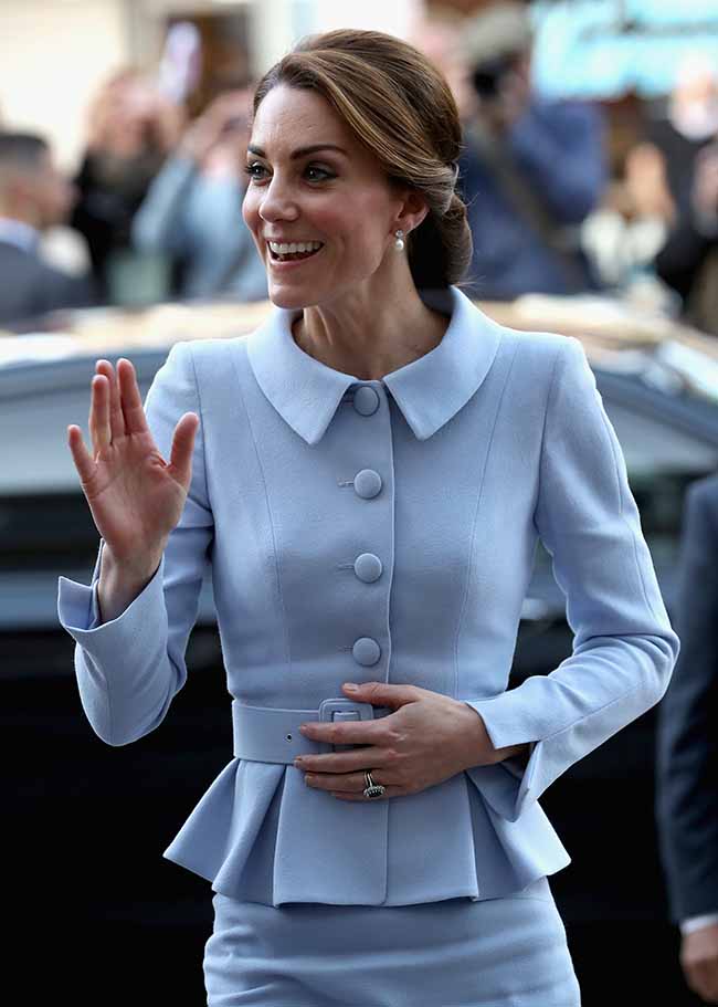 Kate Middleton in volo sorprende tutti. Le foto viral Kate Middleton in volo sorprende tutti. Le foto viral