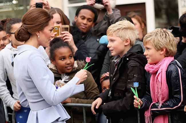 Kate Middleton in volo sorprende tutti. Le foto viral Kate Middleton in volo sorprende tutti. Le foto viral
