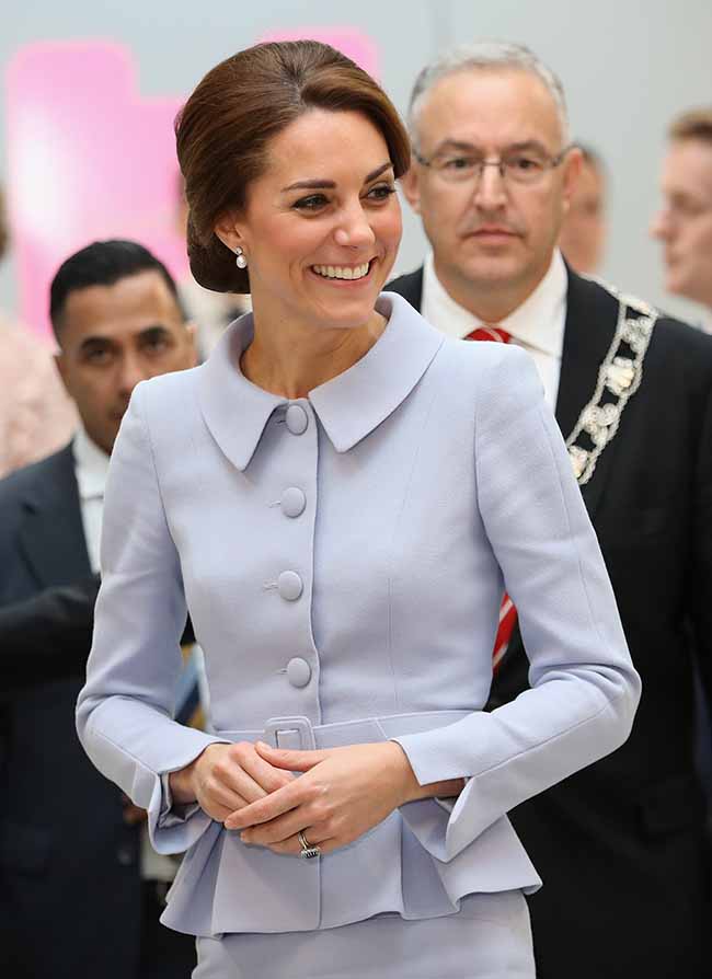 Kate Middleton in volo sorprende tutti. Le foto viral Kate Middleton in volo sorprende tutti. Le foto viral