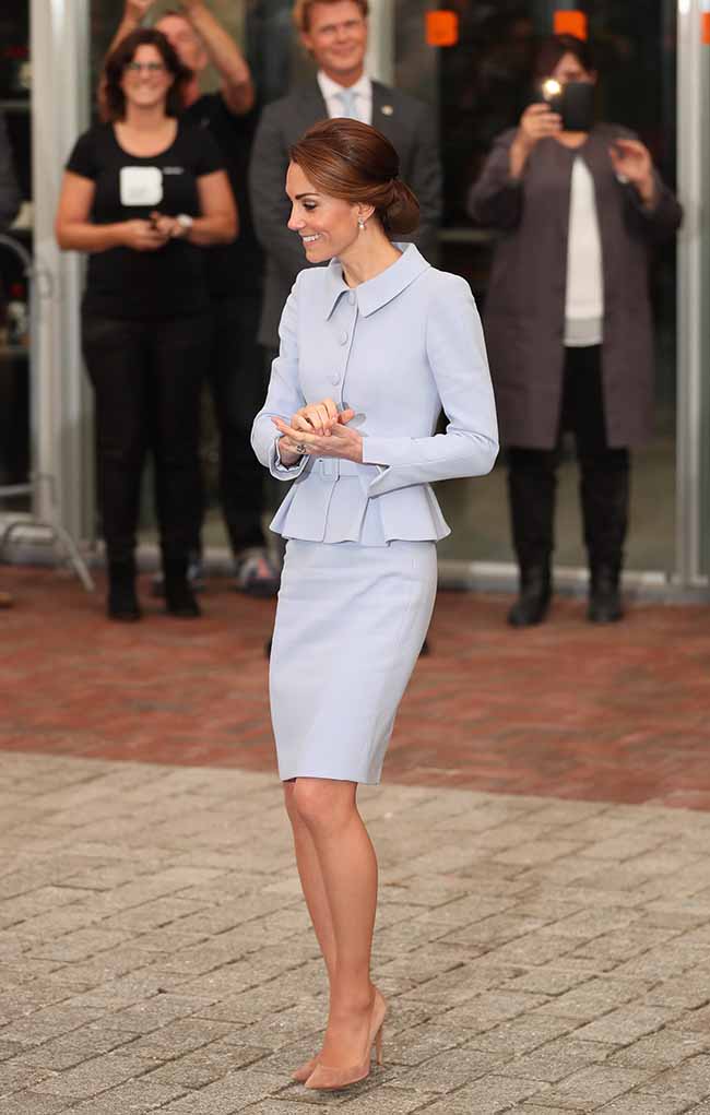 Kate Middleton in volo sorprende tutti. Le foto viral Kate Middleton in volo sorprende tutti. Le foto viral