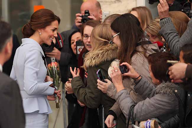 Kate Middleton in volo sorprende tutti. Le foto viral Kate Middleton in volo sorprende tutti. Le foto viral