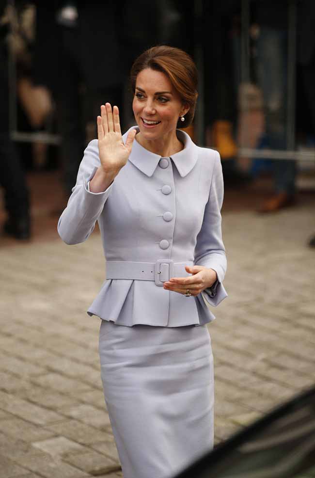 Kate Middleton in volo sorprende tutti. Le foto viral Kate Middleton in volo sorprende tutti. Le foto viral