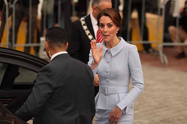 Kate Middleton in volo sorprende tutti. Le foto viral Kate Middleton in volo sorprende tutti. Le foto viral