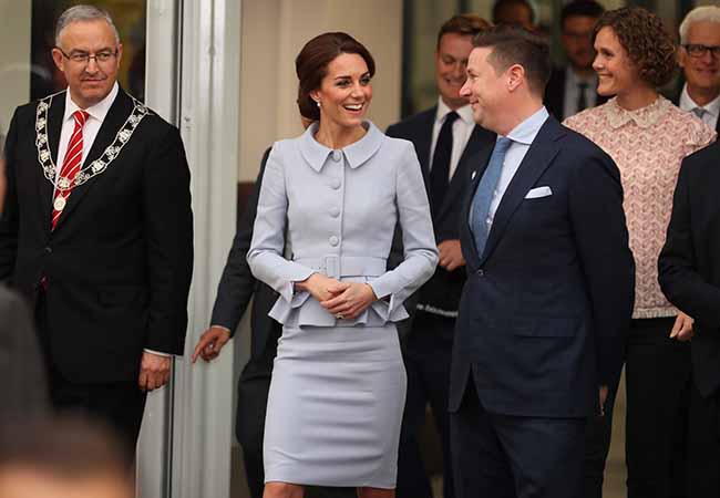 Kate Middleton in volo sorprende tutti. Le foto viral Kate Middleton in volo sorprende tutti. Le foto viral