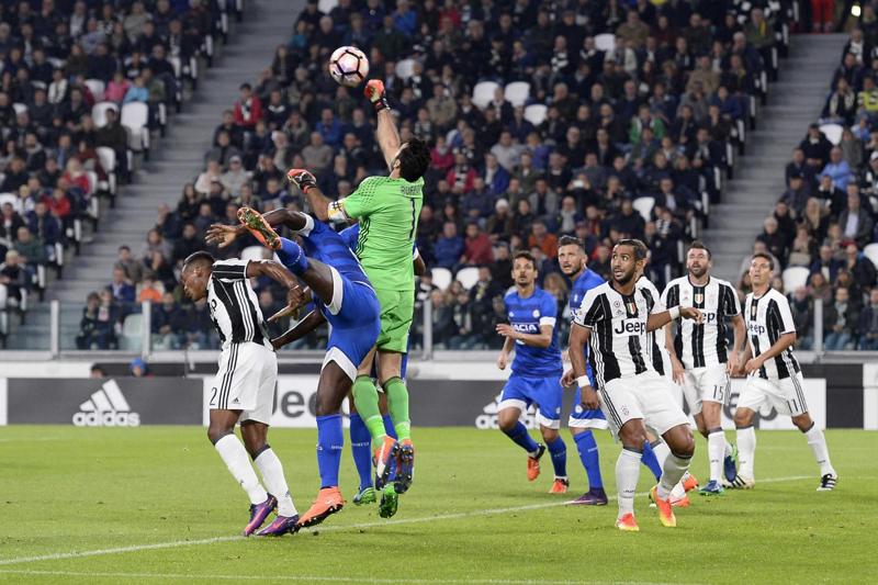 Juventus-Udinese, ci pensa Dybala. Buffon giù. Allegri e la Curva lo difendono