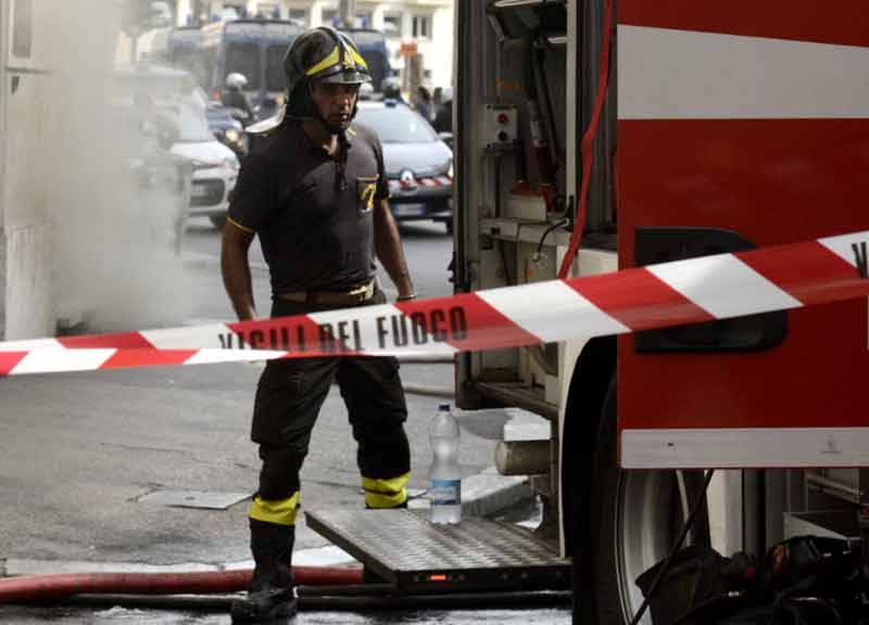 Cassia, il box prefabbricato non piace. Gli danno fuoco, ma restano ustionati