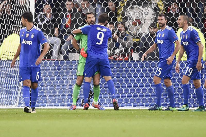 Champions, Lione-Juventus: Buffon super, Cuadrado decide. Juve 1° nel girone H Champions, Lione-Juventus: Buffon super, Cuadrado decide. Juve 1° nel girone H