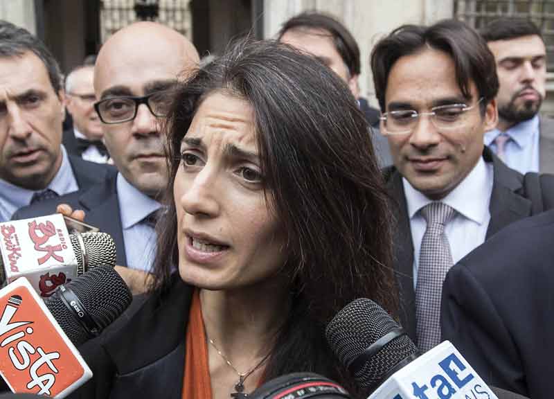 Raggi a Palazzo Chigi. Ok sul salario accessorio ma sul debito non si tratta Raggi a Palazzo Chigi. Ok sul salario accessorio ma sul debito non si tratta
