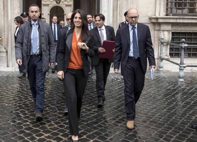 Raggi a Palazzo Chigi. Ok sul salario accessorio ma sul debito non si tratta Raggi a Palazzo Chigi. Ok sul salario accessorio ma sul debito non si tratta