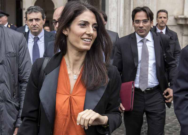 Raggi a Palazzo Chigi. Ok sul salario accessorio ma sul debito non si tratta Raggi a Palazzo Chigi. Ok sul salario accessorio ma sul debito non si tratta