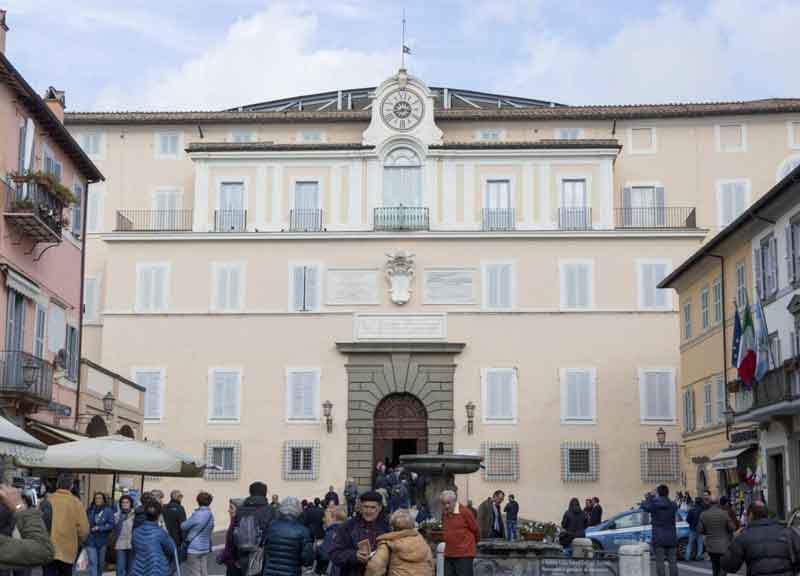 Castelgandolfo, Francesco apre le porte della residenza papale. Evento storico Castelgandolfo, Francesco apre le porte della residenza papale. Evento storico