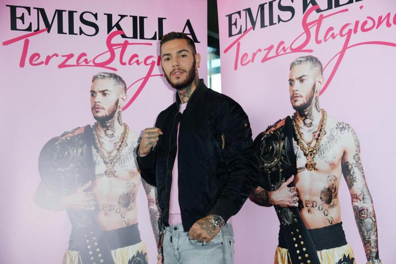 Emis Killa, bufera per la sua ultima canzone: “Non istigo al femminicidio” Emis Killa, bufera per la sua ultima canzone: “Non istigo al femminicidio”