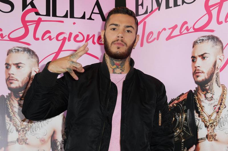 Emis Killa, bufera per la sua ultima canzone: “Non istigo al femminicidio” Emis Killa, bufera per la sua ultima canzone: “Non istigo al femminicidio”