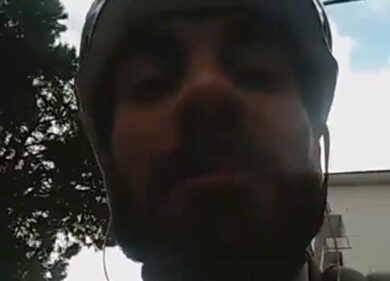 Città nel caos, Enrico Stefano va in diretta Fb dalla sua bicicletta