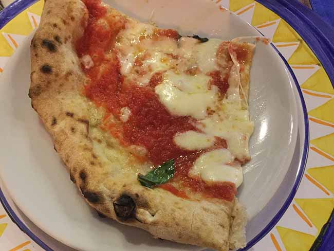 Pizza o sushi? Gli italiani scelgono le bacchette: ecco i cibi più amati
