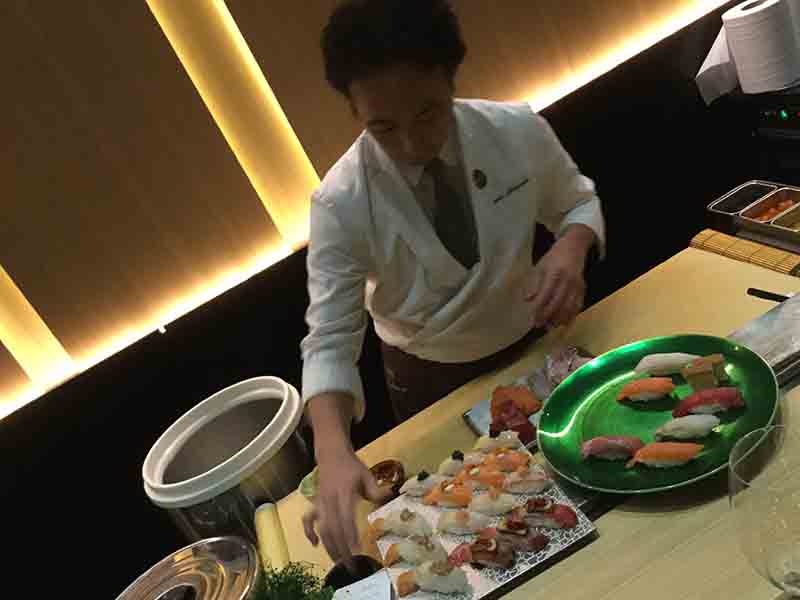 Pizza o sushi? Gli italiani scelgono le bacchette: ecco i cibi più amati