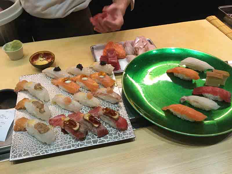 Pizza o sushi? Gli italiani scelgono le bacchette: ecco i cibi più amati