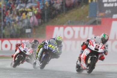 MotoGP, Valentino Rossi sanzionato sotto il diluvio in Australia
