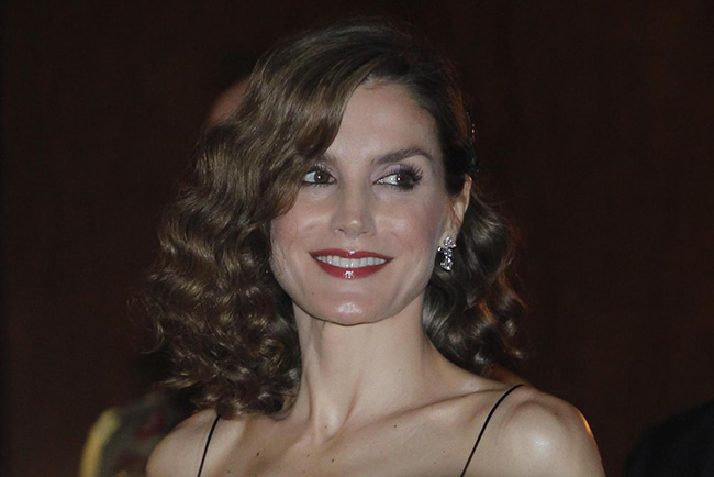 Letizia Ortiz, regina sexy. L’abito è (troppo?) scollato. FOTO