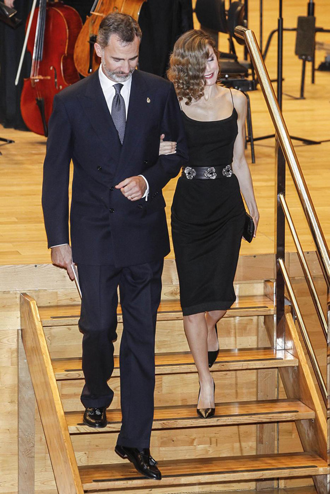 Letizia Ortiz, regina sexy. L’abito è (troppo?) scollato. FOTO