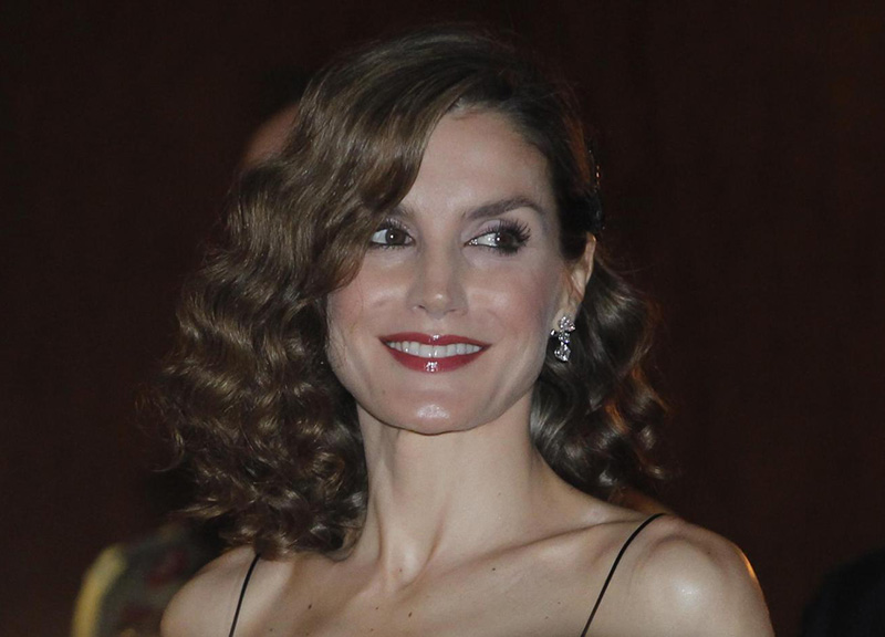 Letizia Ortiz, regina sexy. L’abito è (troppo?) scollato. FOTO