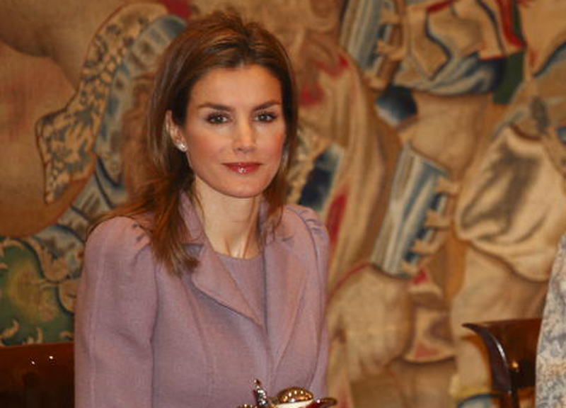 Letizia Ortiz, regina sexy. L’abito è (troppo?) scollato. FOTO