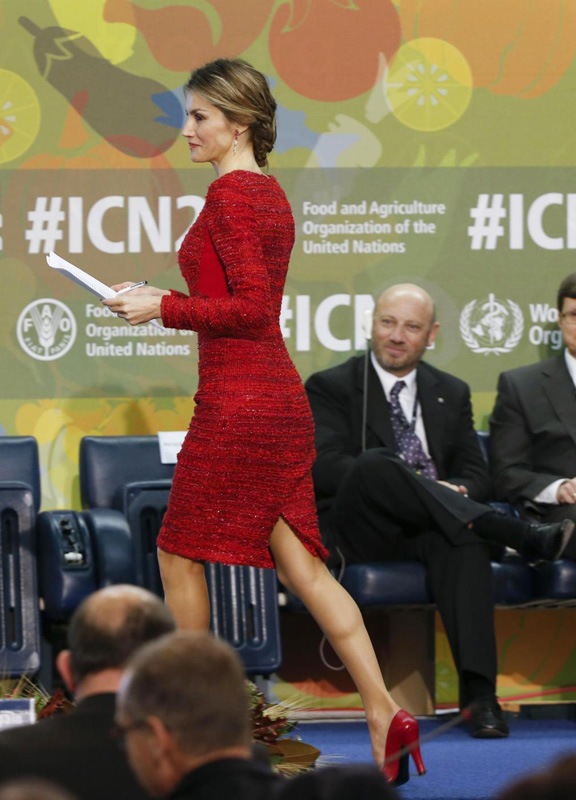 Letizia Ortiz colpisce ancora. Pizzi, tacchi alti e scollature… Le foto sexy