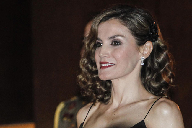 Letizia Ortiz colpisce ancora. Pizzi, tacchi alti e scollature… Le foto sexy